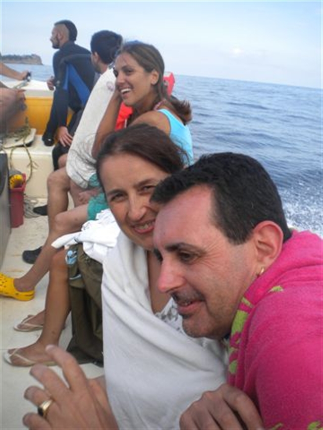 Umberto, Giovanna e Florinda sulla barca.